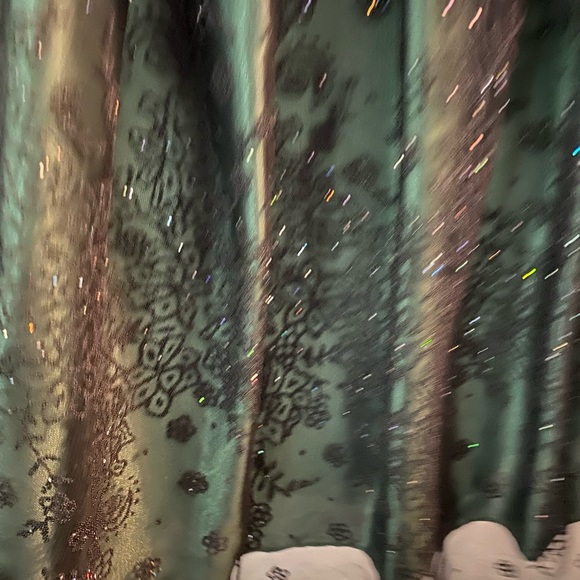 Beautiful green holiday skirt - Picture 3 of 4